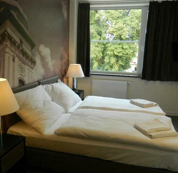 Superior Szoba, Bílý Páv