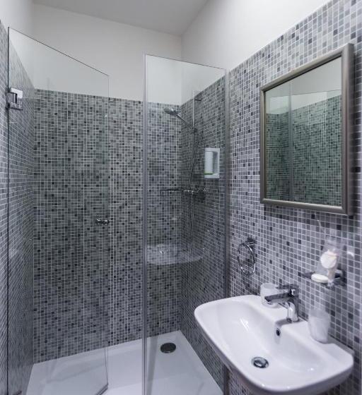 Superior Szoba, Bílý Páv