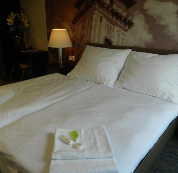 Superior Szoba, Bílý Páv