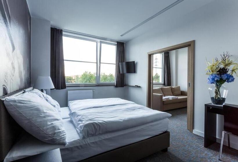 Superior Szoba, Bílý Páv