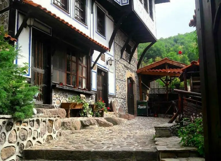 スタンダードルーム, Popsokol House
