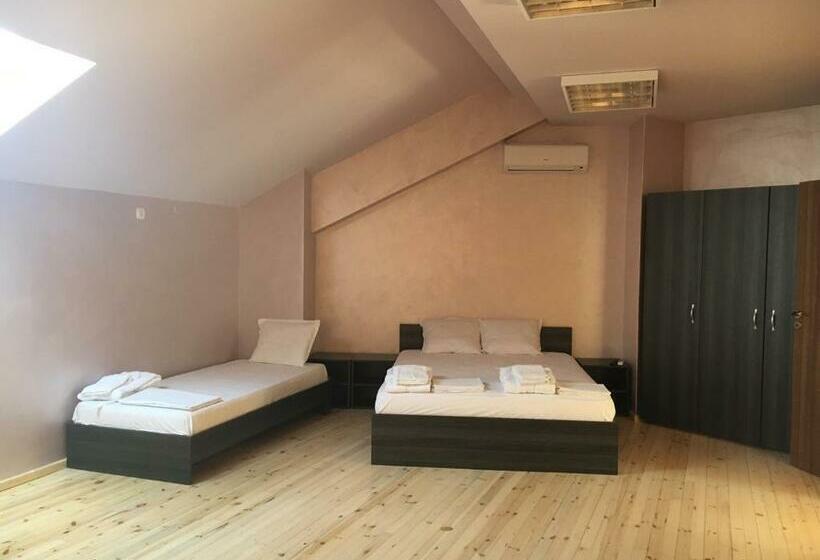 غرفة قياسية ثلاثية حمام مشترك, The Old House