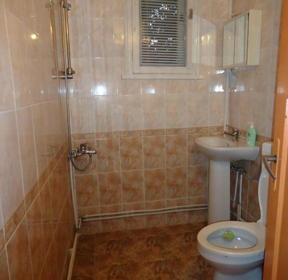 غرفة قياسية ثلاثية, Guest House Ahp