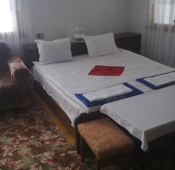 غرفة قياسية ثلاثية, Guest House Ahp