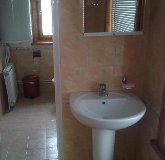 غرفة قياسية ثلاثية, Guest House Ahp