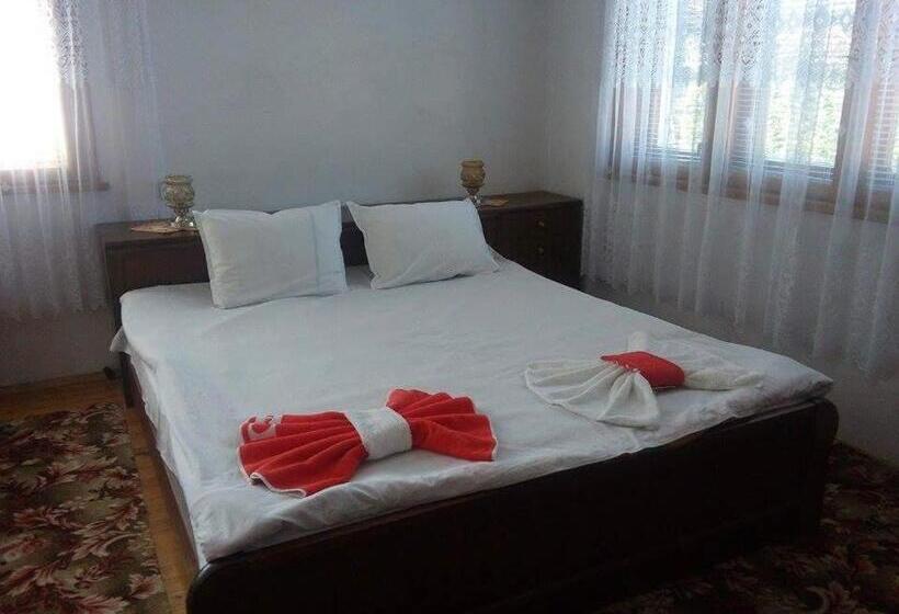 غرفة قياسية ثلاثية, Guest House Ahp