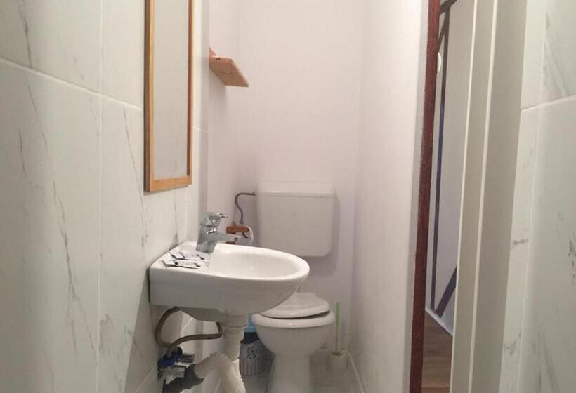 침실 1개 아파트, Pensiunea Deceneu