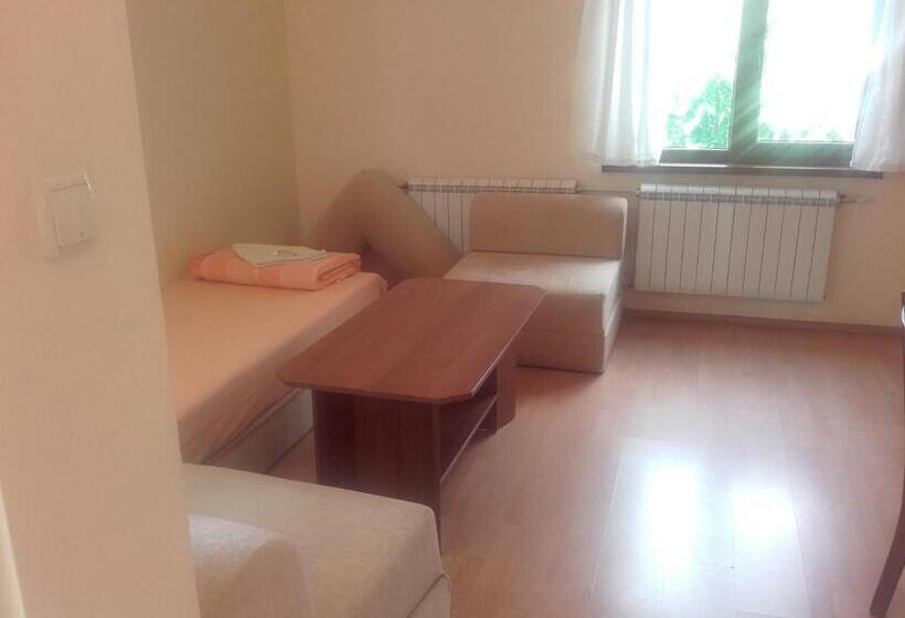 סוויטת ג'וניור, Aleksievata Kashta