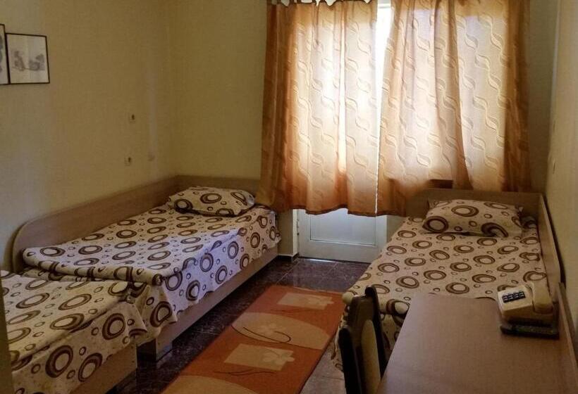 غرفة قياسية ثلاثية, Fantasy