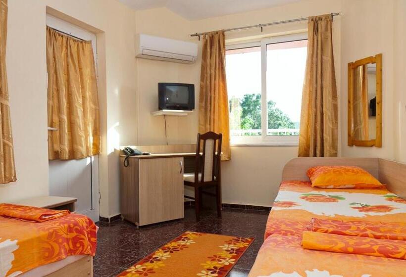 غرفة قياسية ثلاثية, Fantasy