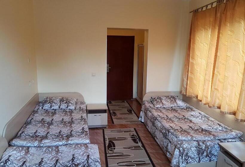 غرفة قياسية ثلاثية, Fantasy