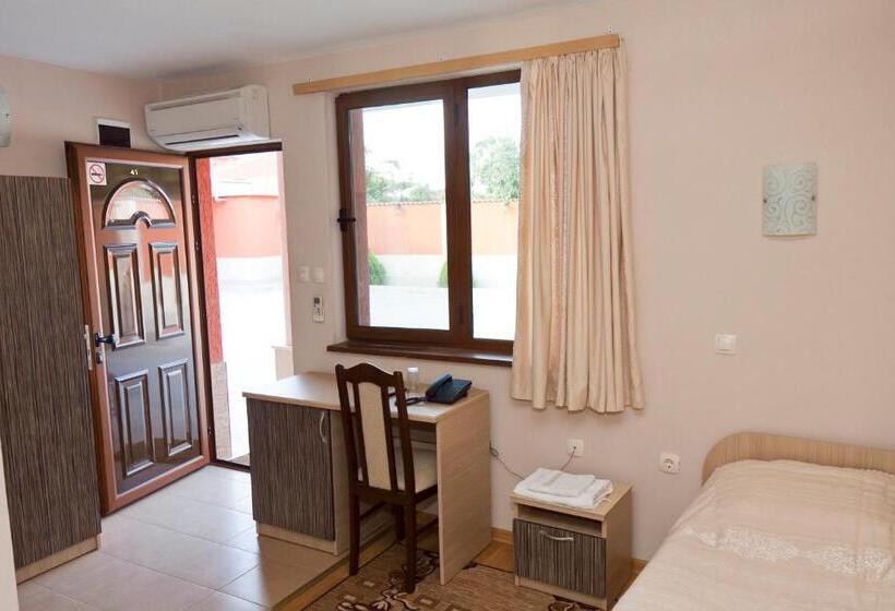 غرفة كومفورت, Fantasy