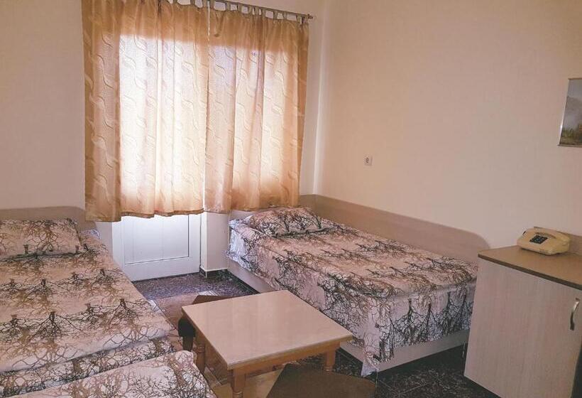 غرفة قياسية ثلاثية, Fantasy