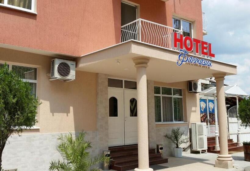 غرفة قياسية ثلاثية, Fantasy