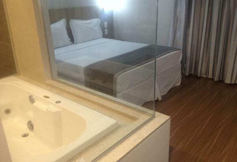 جناح مزود بجاكوزى, Ives