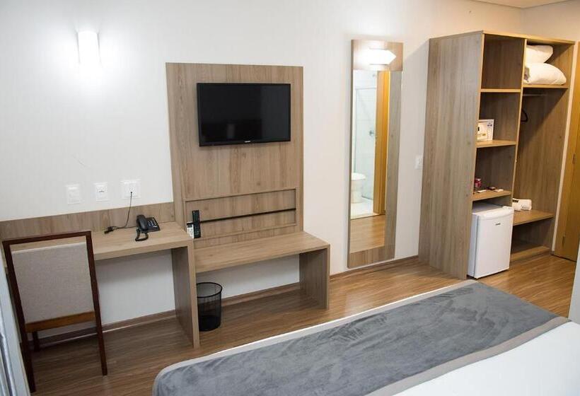 غرفة سوبيريور, Ives