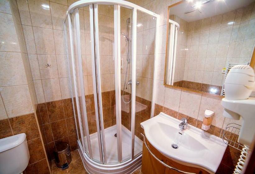 غرفة قياسية فردية, Tři Věžičky