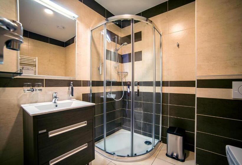 غرفة قياسية رباعية, Tři Věžičky