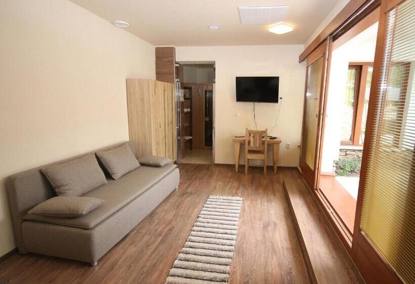 חדר משפחתי, Penzión Kállai A Vináreň