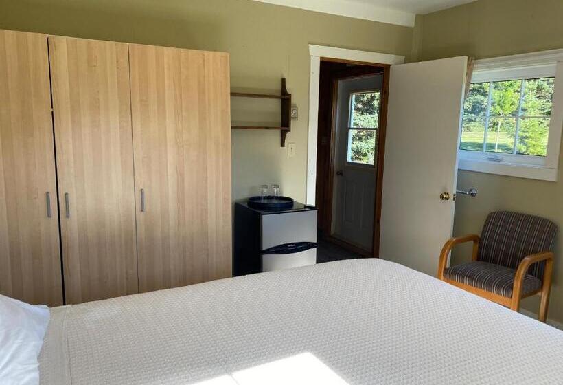 Budget Værelse, Ned S Landing At Spry Point And The Barn At Spry Point