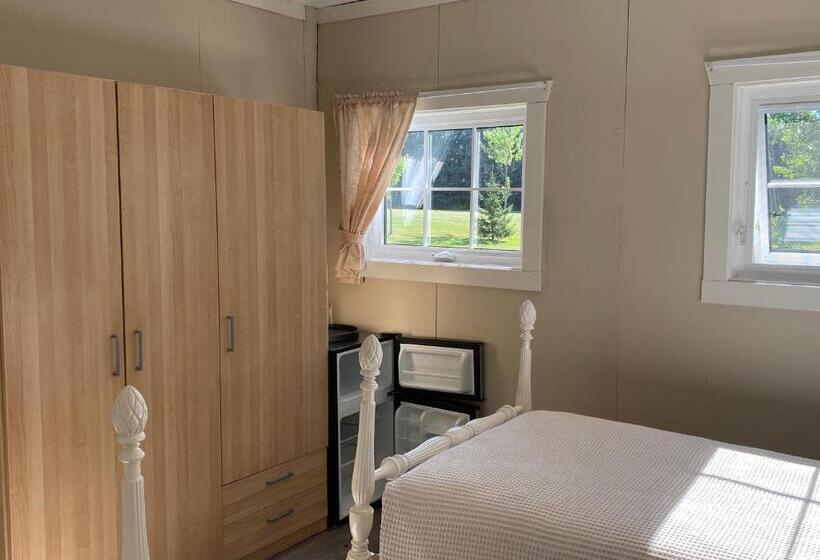 Budget Værelse, Ned S Landing At Spry Point And The Barn At Spry Point