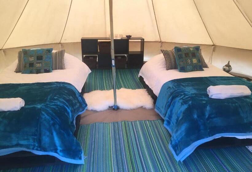 Standard Tent, Yanada