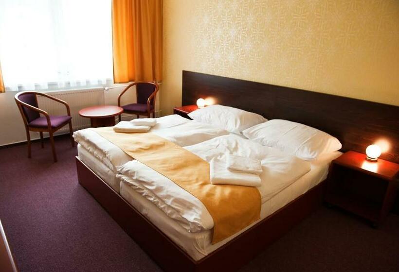 Quarto Estandar, Vír