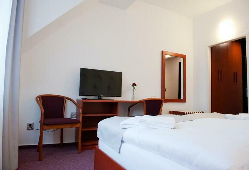 Quarto Estandar, Vír