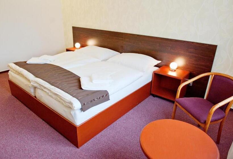 Quarto Estandar, Vír