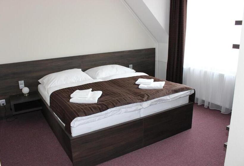 Quarto Estandar, Vír