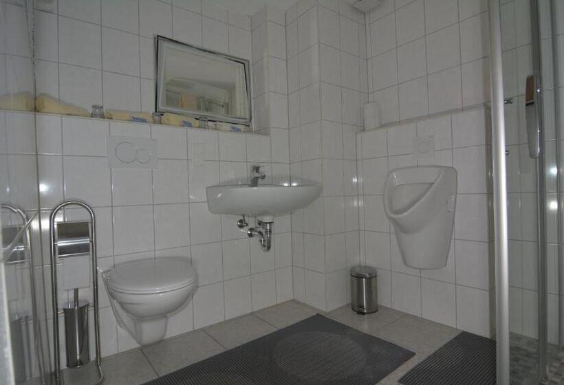 خانه 4 خوابه, Traditionsgasthof Zum Luedertal