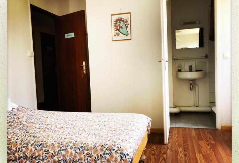 标准三人间, Mas Lluganas