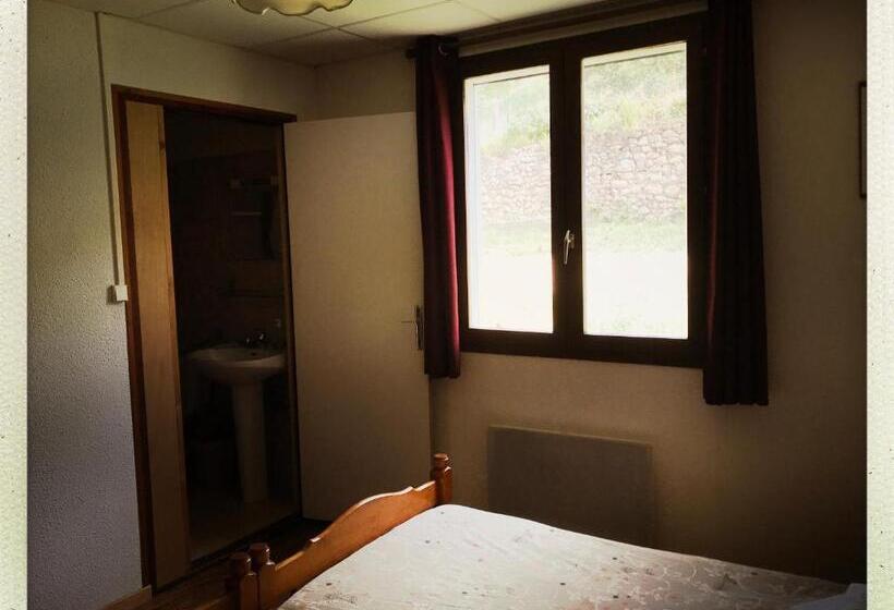 标准三人间, Mas Lluganas