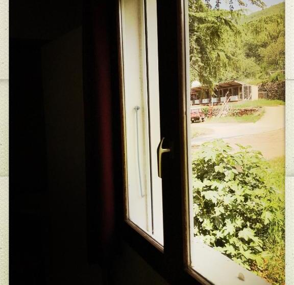 标准三人间, Mas Lluganas