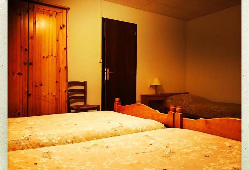 标准三人间, Mas Lluganas