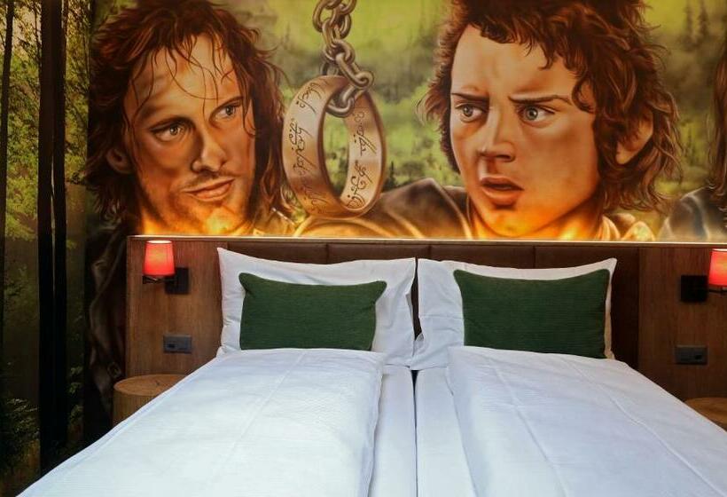 חדר סטנדרט, Cinema 8