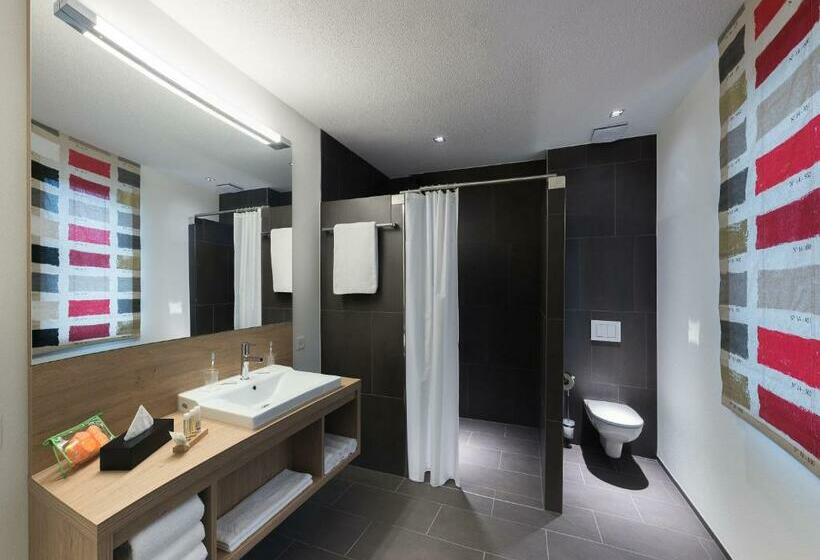 חדר משפחתי, Cinema 8