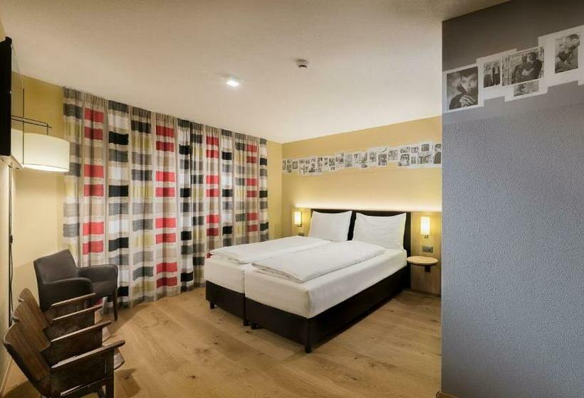 חדר סטנדרט, Cinema 8