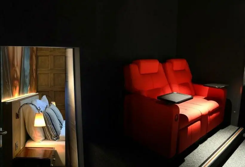 スタンダードルーム, Cinema 8