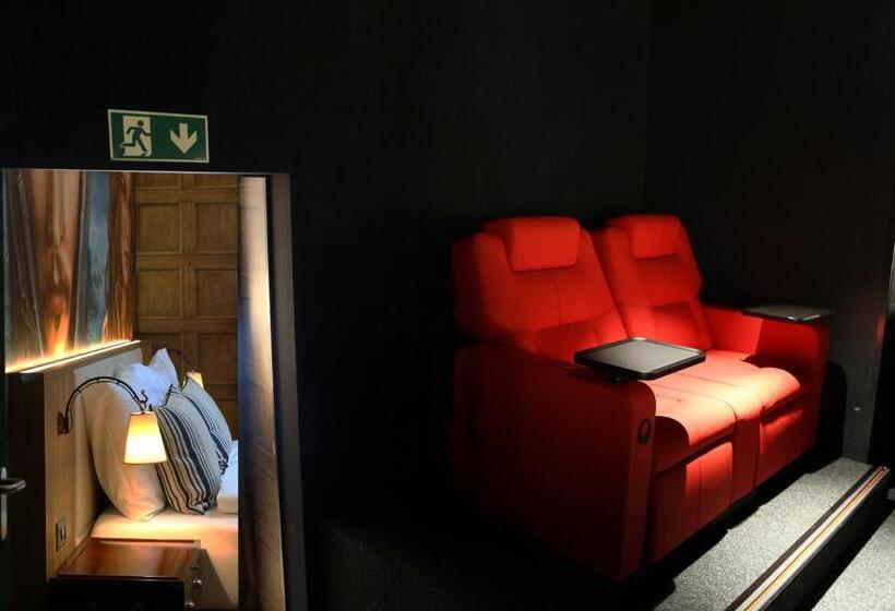 חדר סטנדרט, Cinema 8