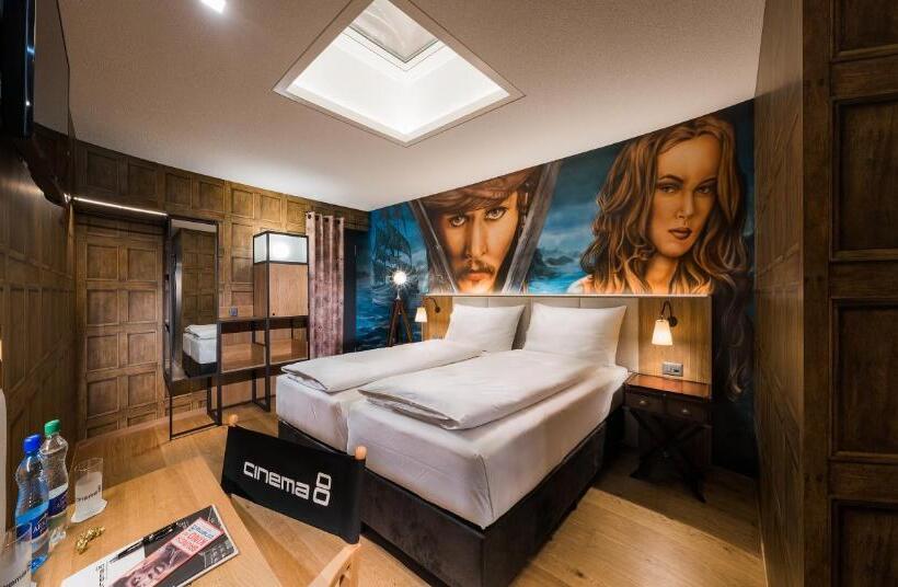 חדר סטנדרט, Cinema 8