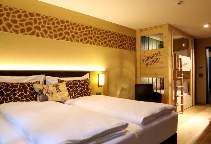 חדר משפחתי, Cinema 8