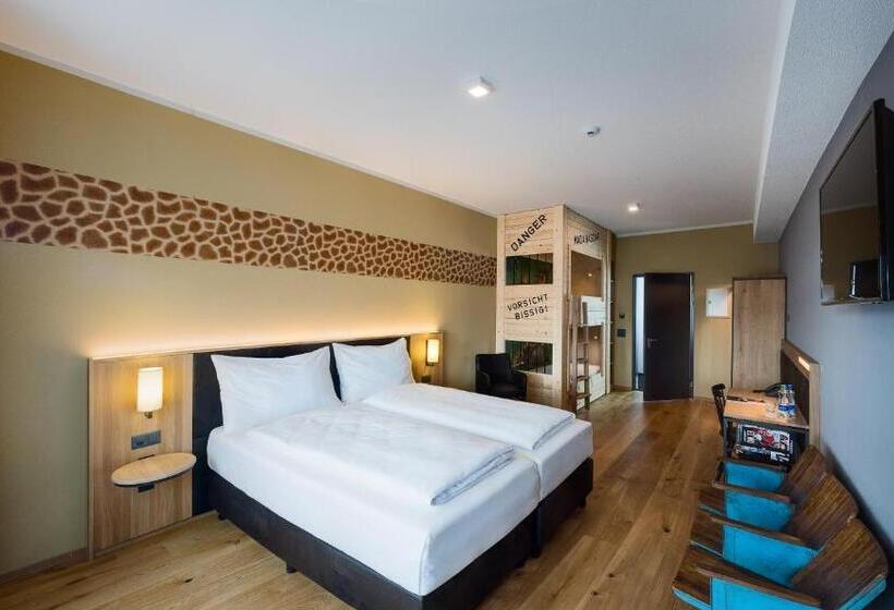 חדר משפחתי, Cinema 8