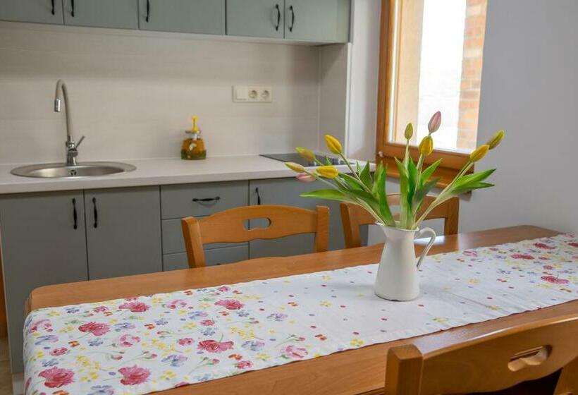 شقة غرفتين, Mézes Vendégház és Apiterápiás Központ