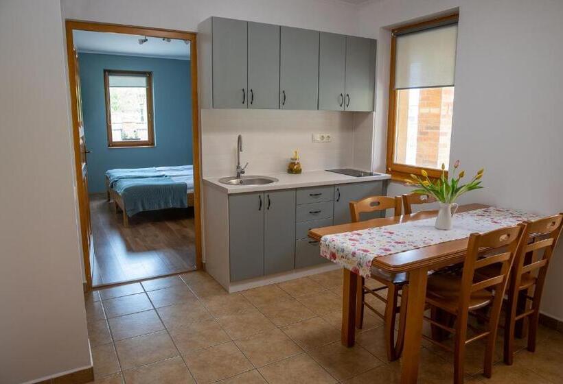 شقة غرفتين, Mézes Vendégház és Apiterápiás Központ