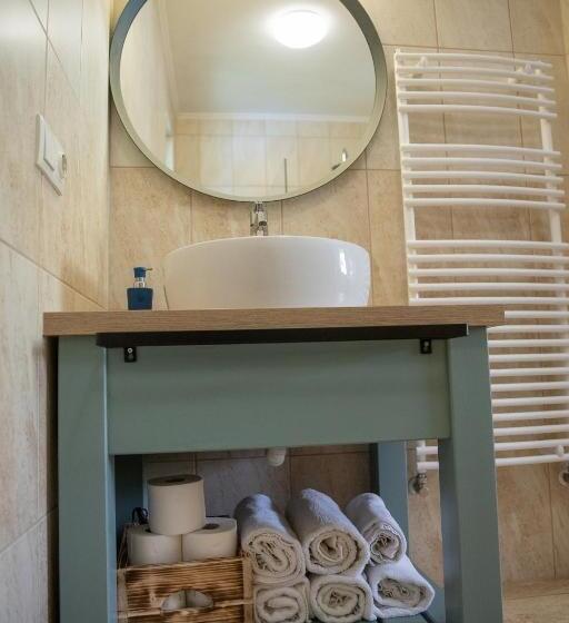 شقة غرفتين, Mézes Vendégház és Apiterápiás Központ