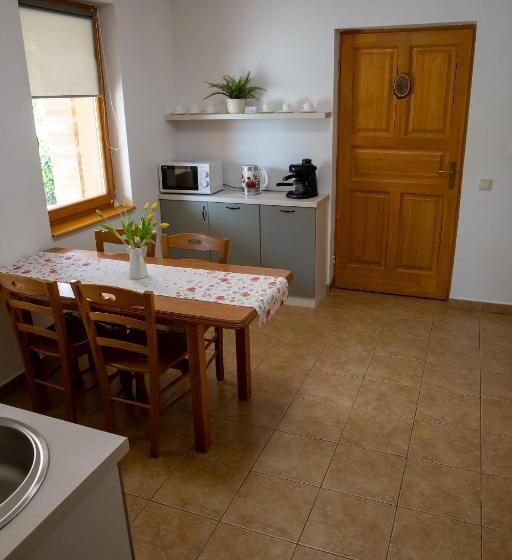 شقة غرفتين, Mézes Vendégház és Apiterápiás Központ