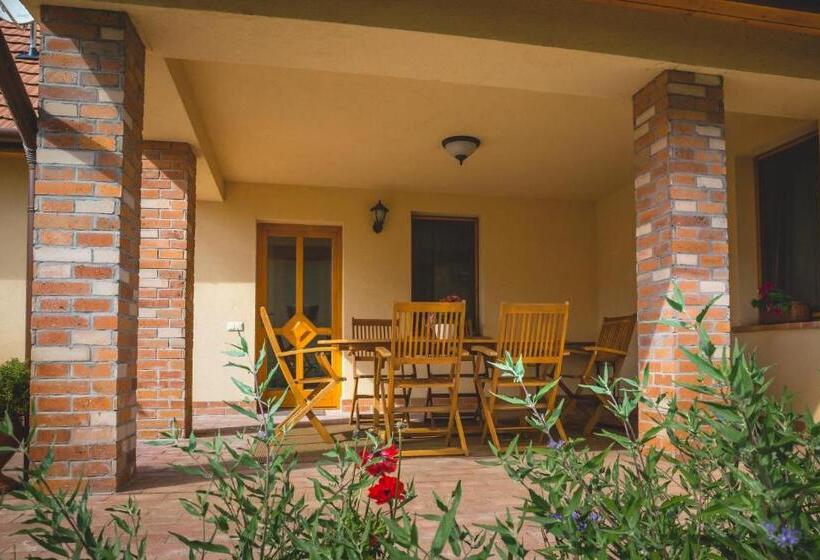 شقة غرفة واحدة, Mézes Vendégház és Apiterápiás Központ