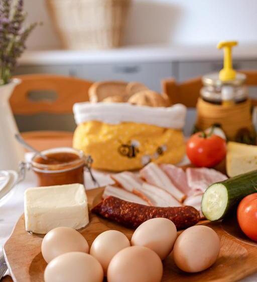 شقة غرفة واحدة, Mézes Vendégház és Apiterápiás Központ