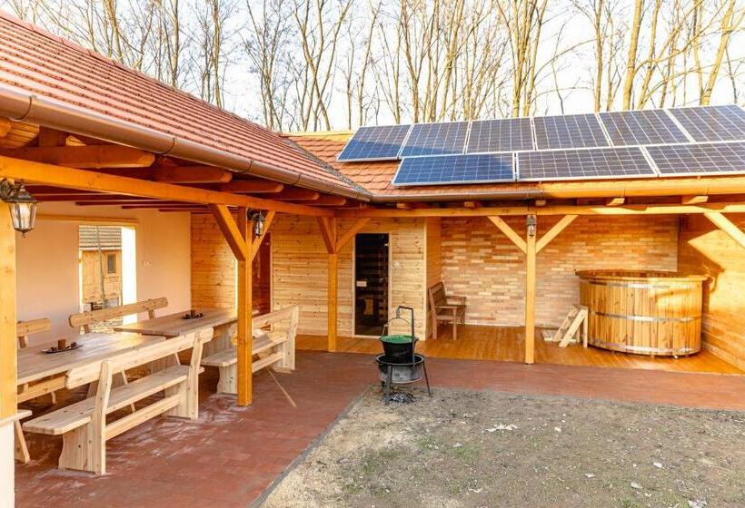 شقة غرفة واحدة, Mézes Vendégház és Apiterápiás Központ